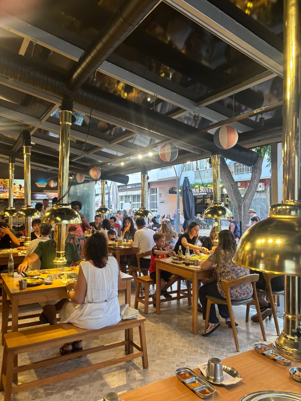 Grupo a jantar um combo de churrasco coreano no Hanam