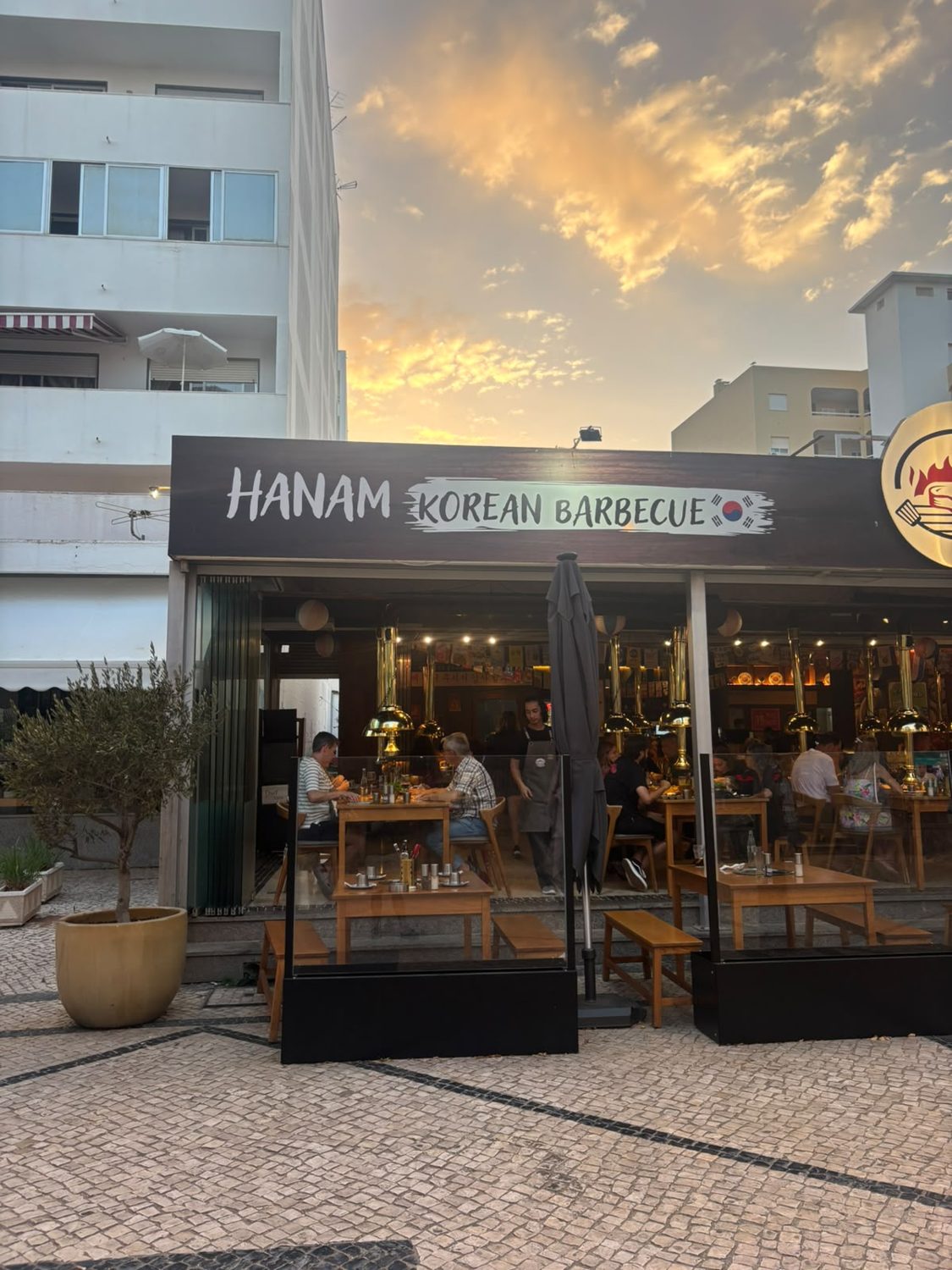 Fachada do Hanam Korean Barbecue em Quarteira ao pôr do sol