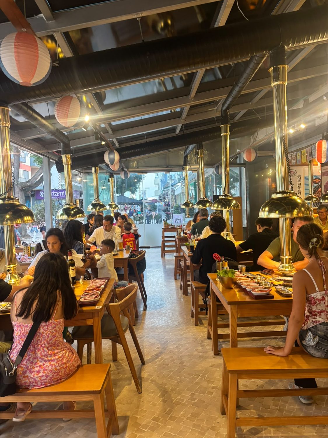 Salão do Hanam cheio, com grelhas e exaustores em latão